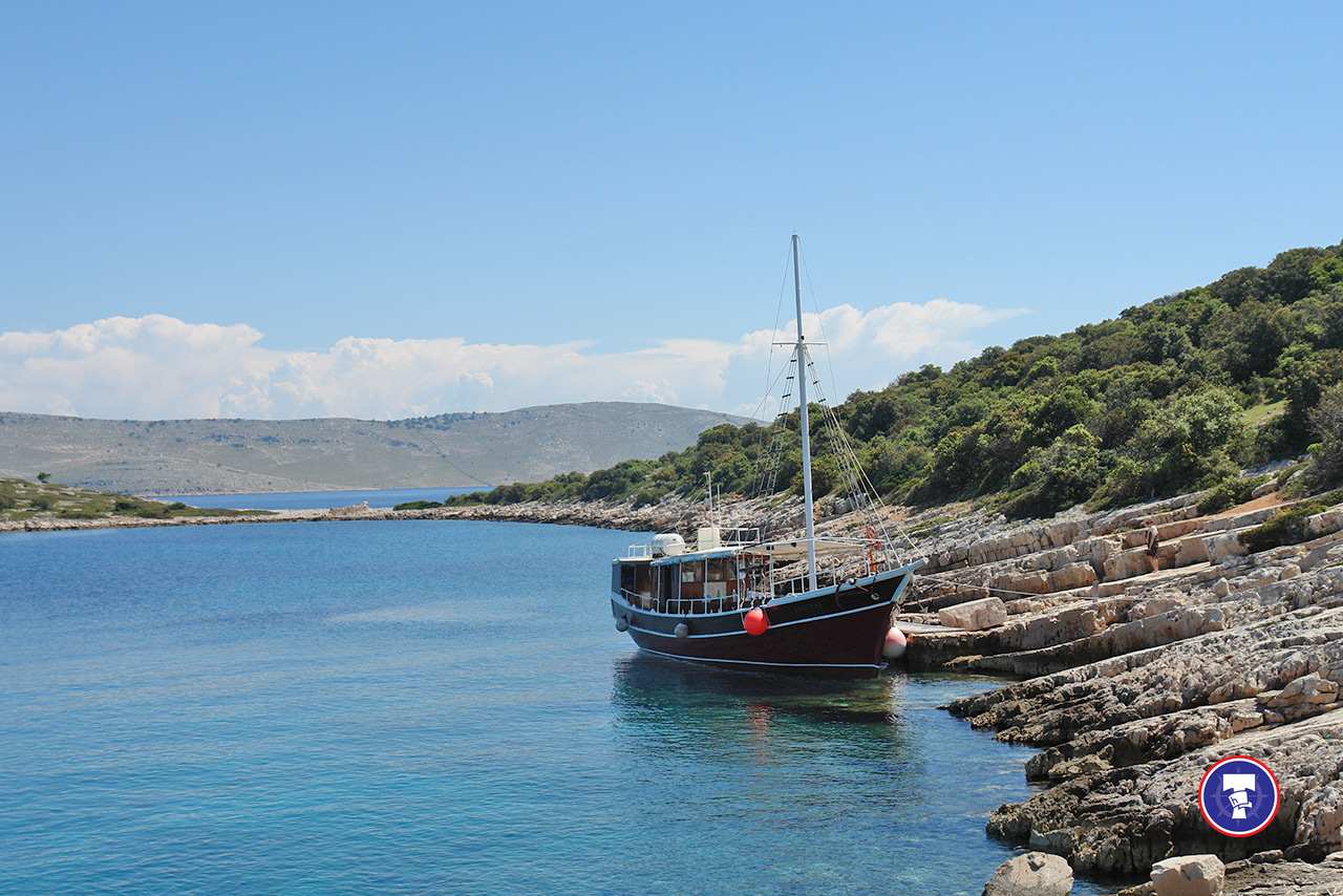 MB TORCIDA transporting wine from Korčula to Rijeka
