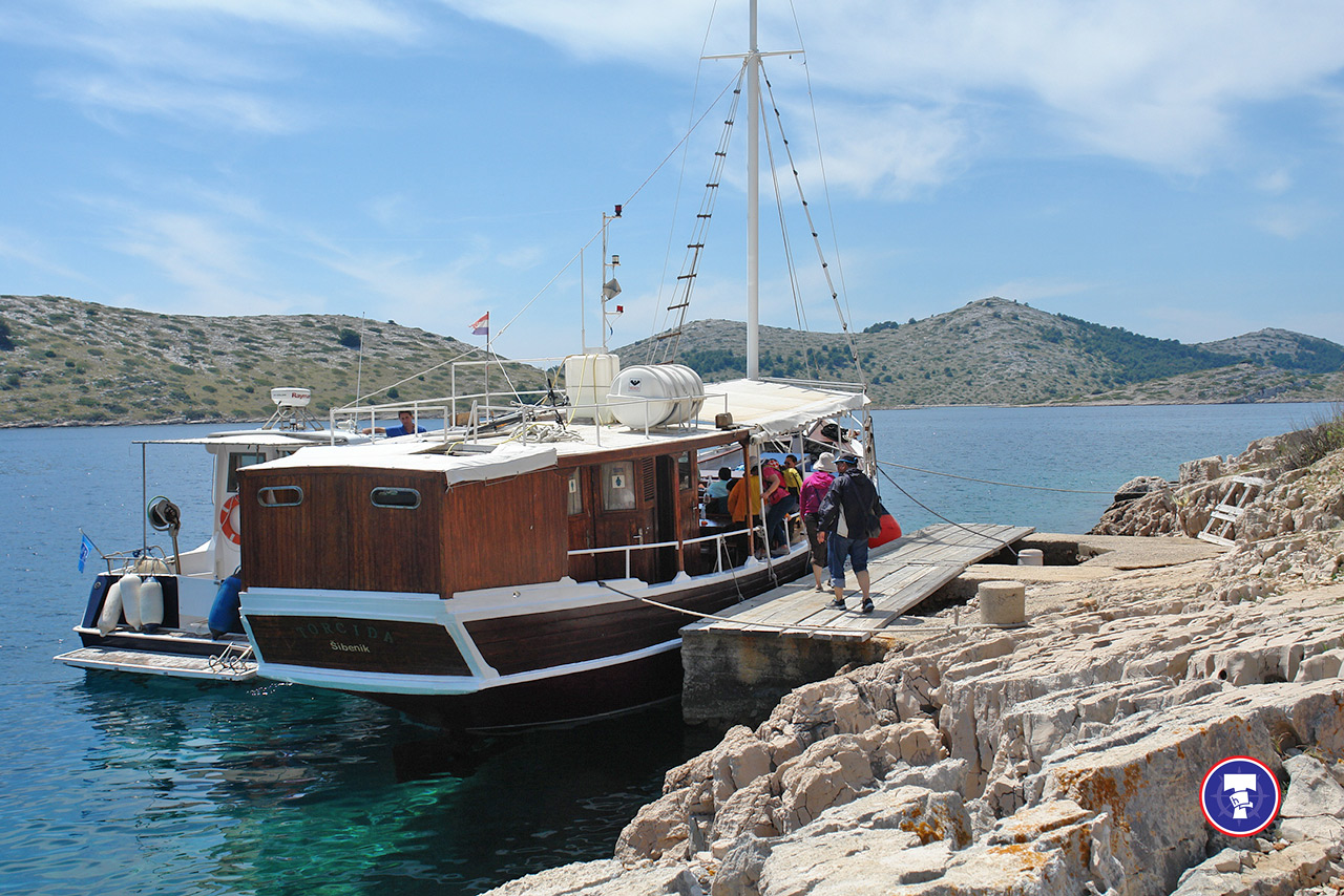 MB TORCIDA carrying construction materials in Central Dalmatian Islands